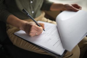 Хто може засвідчити документи у військових умовах